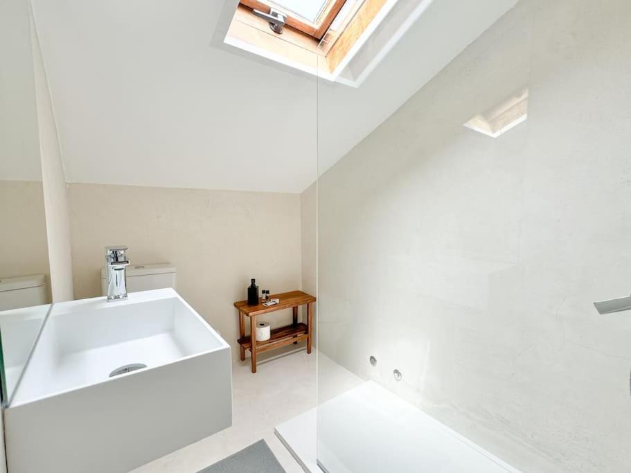 Costa Inn Beach House With Pool By Homeful Homes Costa de Caparica Εξωτερικό φωτογραφία