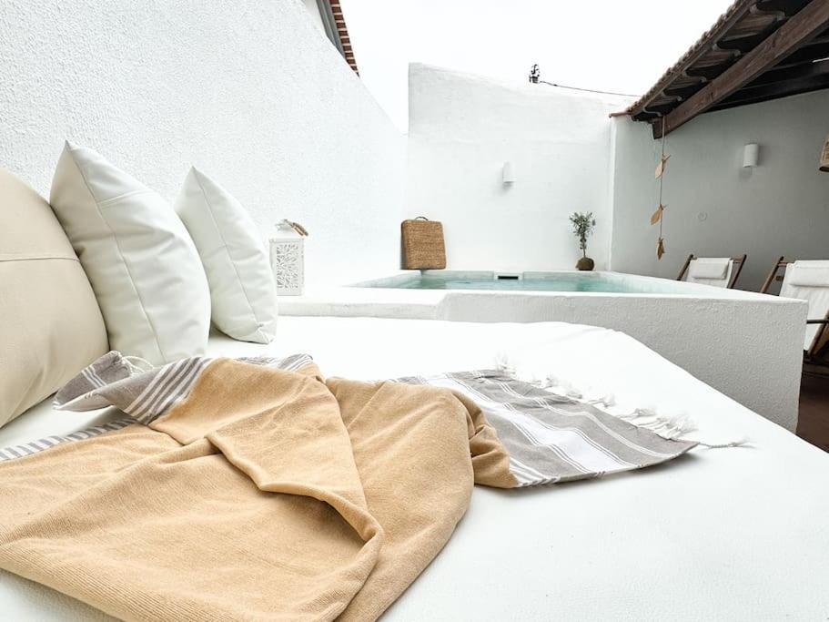 Costa Inn Beach House With Pool By Homeful Homes Costa de Caparica Εξωτερικό φωτογραφία